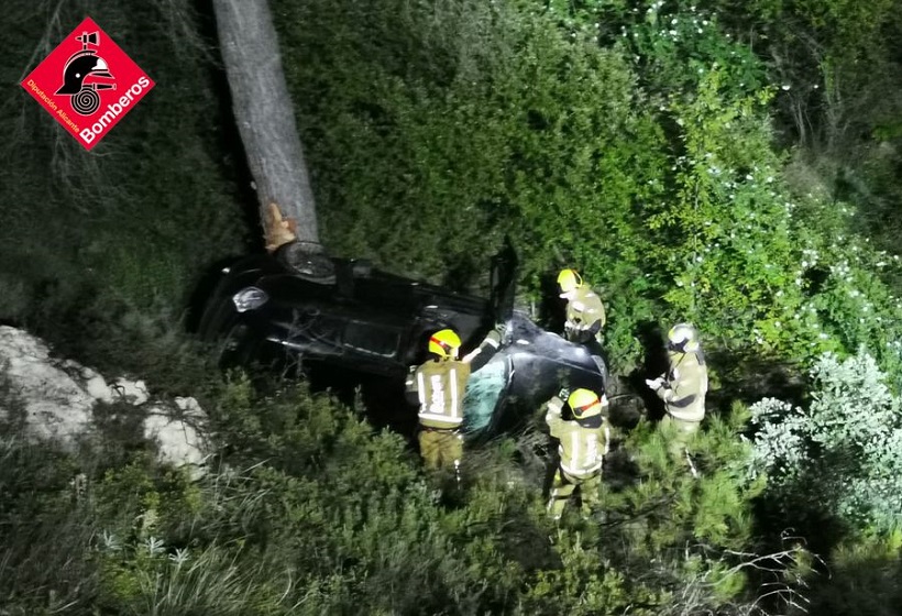 Un cotxe cau aproximadament 10 metres per un barranc