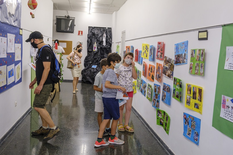 Els estudiants es bolquen amb els ‘herois’