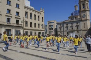 Els estudiants es bolquen amb els ‘herois’