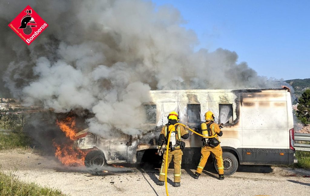 Aparatoso incendio de una furgoneta
