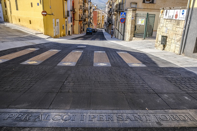 Abierto de nuevo al tráfico Sant Nicolauet tras eliminar el adoquinado