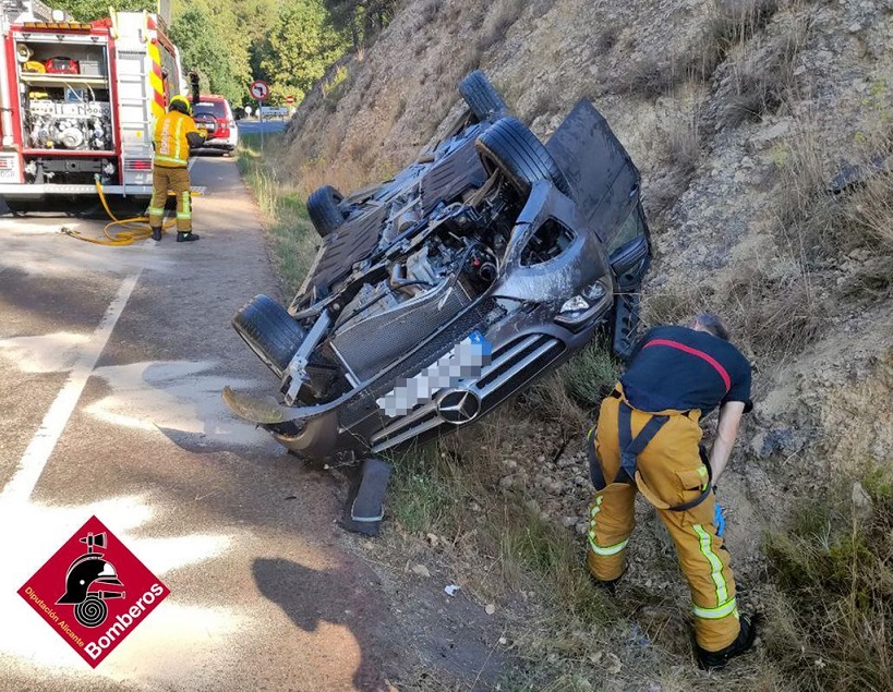 Excarceren a una dona que estava atrapada en el seu vehicle després de bolcar