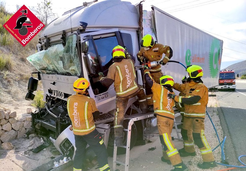 Los bomberos liberan a un conductor tras colisionar dos camiones