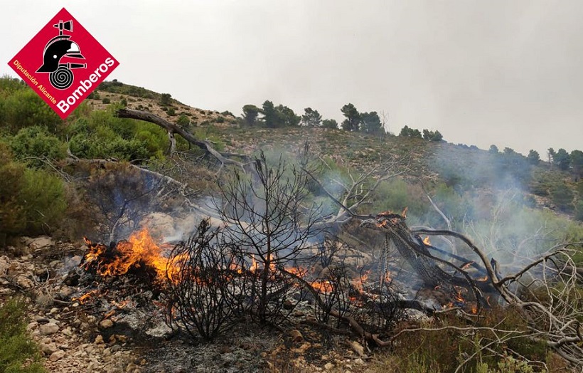 Els bombers sufoquen un incendi a Serelles provocat per un llamp