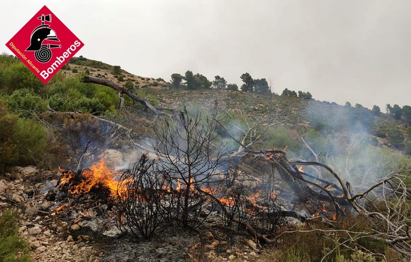 Los bomberos sofocan un incendio en Serelles provocado por un rayo