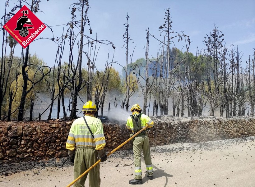 Los bomberos dan por controlado un incendio de masa forestal en Muro