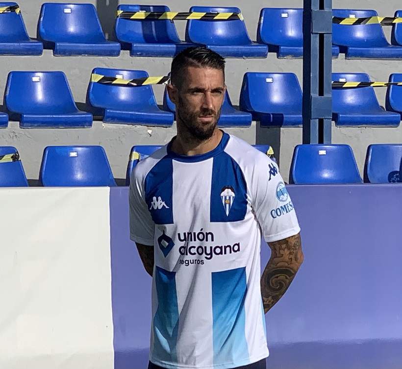 Lillo, último fichaje, ya luce la nueva camiseta del Alcoyano