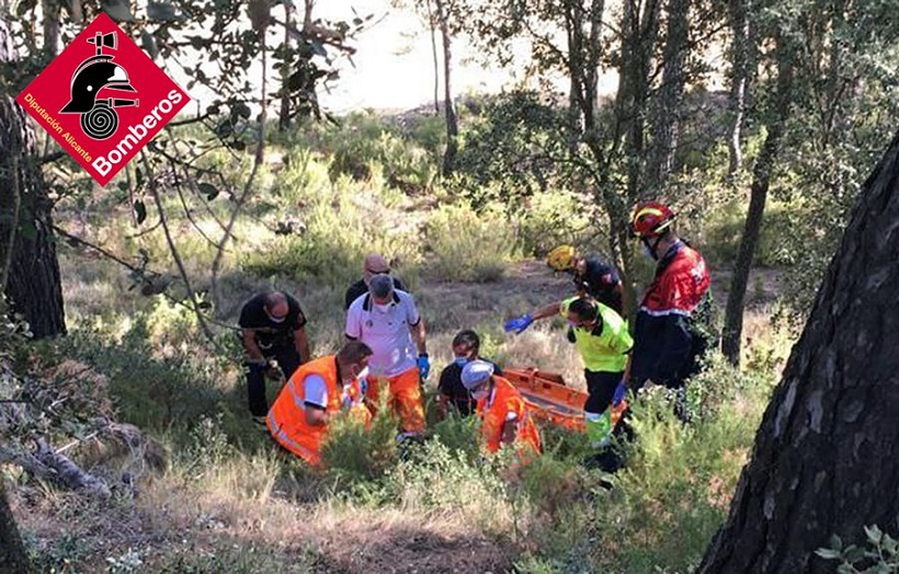 Un motorista sale 'despedido' tras sufrir un accidente en Banyeres