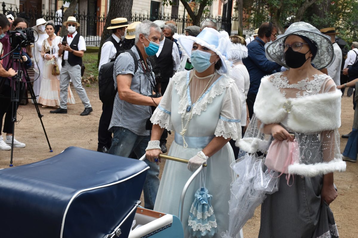 Alcoy disfruta en las calles de su Fira Modernista