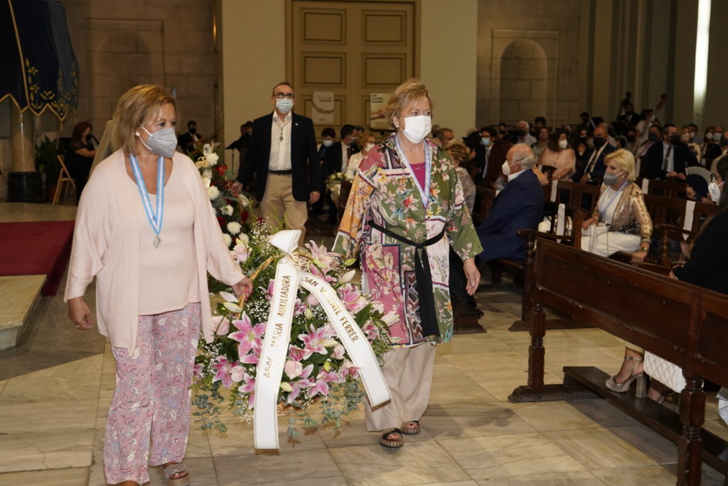 Flores para honrar a la Virgen