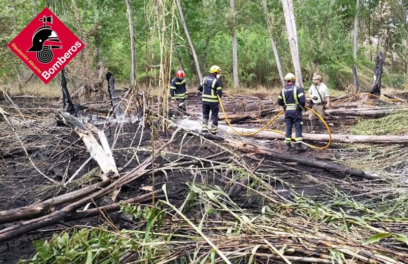 Un incendio en Cocentaina calcina 700 m2 de superficie