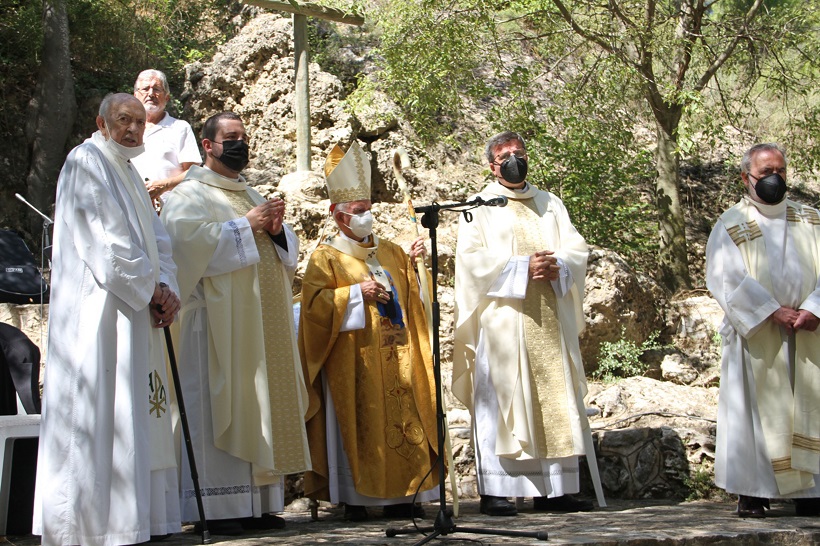 Agres honra a la seua patrona amb una missa als peus de la Serra Mariola