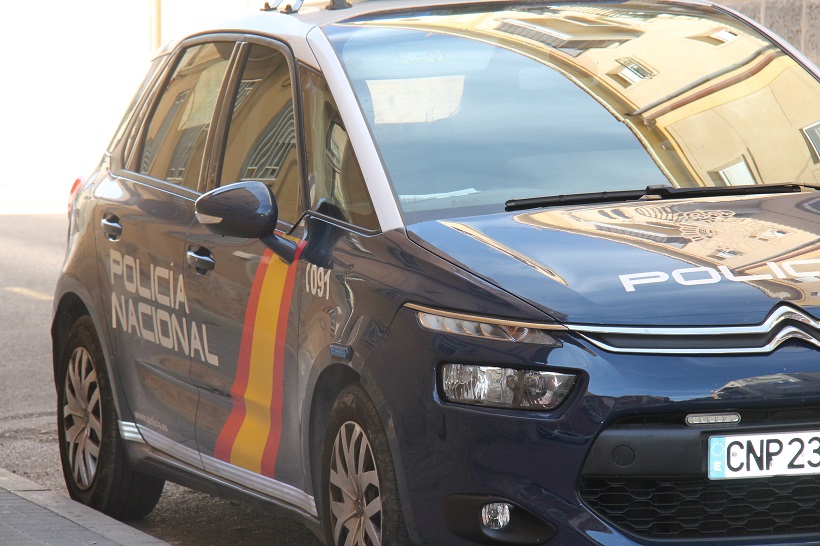 Detinguda per estafar més de 10.000 euros amb una targeta sostreta