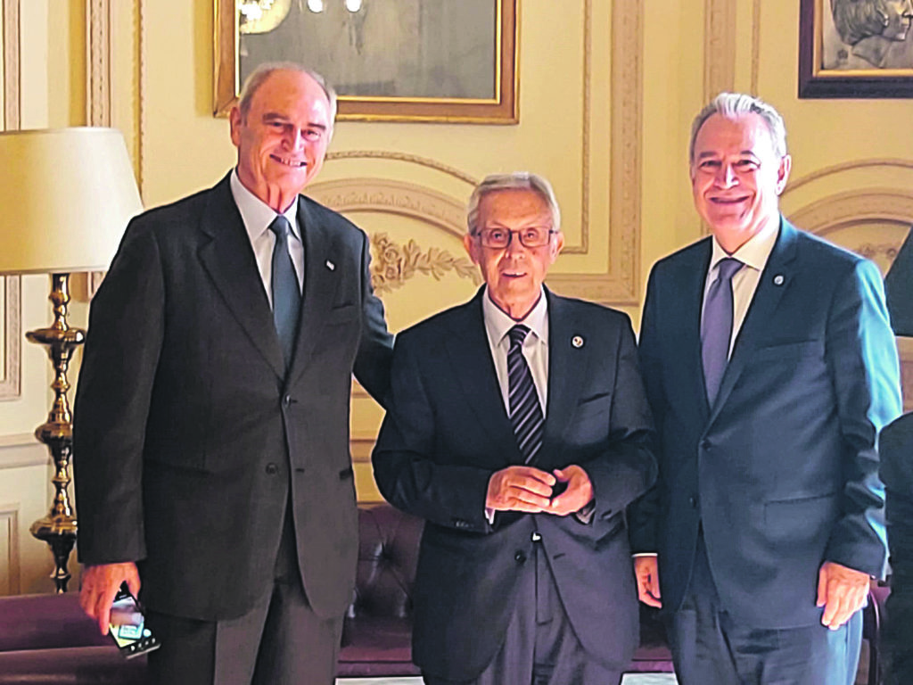 Eduardo Segura rep la Medalla d'Or de la Federació de Cercles i Casinos