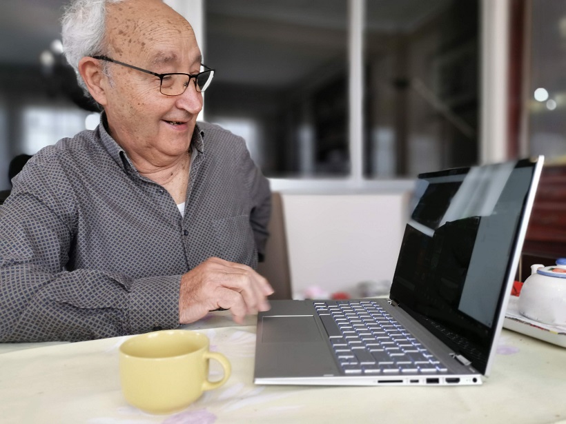 Fomenten l'acostament de les persones majors a les noves tecnologies