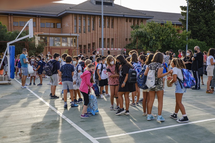 La Generalitat plantea eliminar la mascarilla en los patios de los colegios