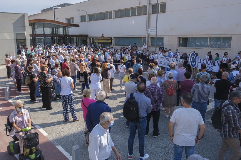 Al voltant de 300 persones se sumen a la protesta dels metges