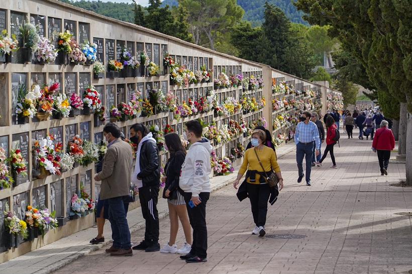 Los alcoyanos cumplen con la tradicional visita a sus difuntos