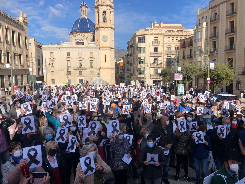 Centenars de persones persones donen suport a la concentració per la sanitat pública