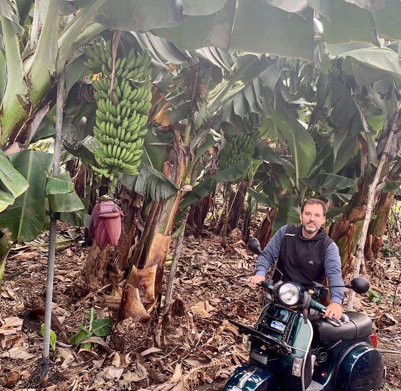 Emilio Turrión llega en Vespa a la Palma en un viaje solidario