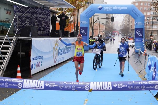 Jordi Bardisa s'adjudica la desena edició de la Mitja Marató Unió Alcoiana