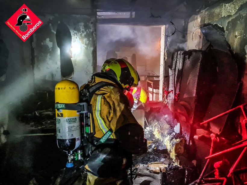 Los bomberos sofocan un incendio en una nave de muebles de Cocentaina