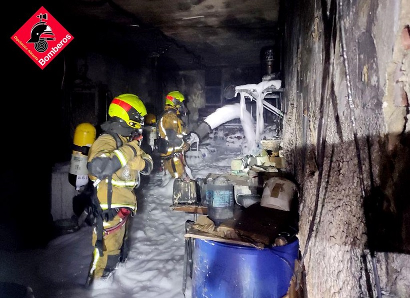 Un incendio afecta a una nave industrial en Muro