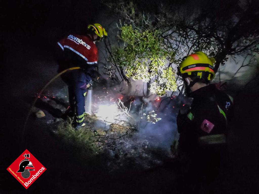 El vent complica l'extinció