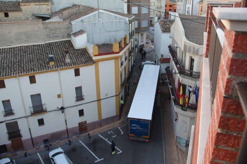 Un tràiler es queda embossat als carrers de *Banyeres