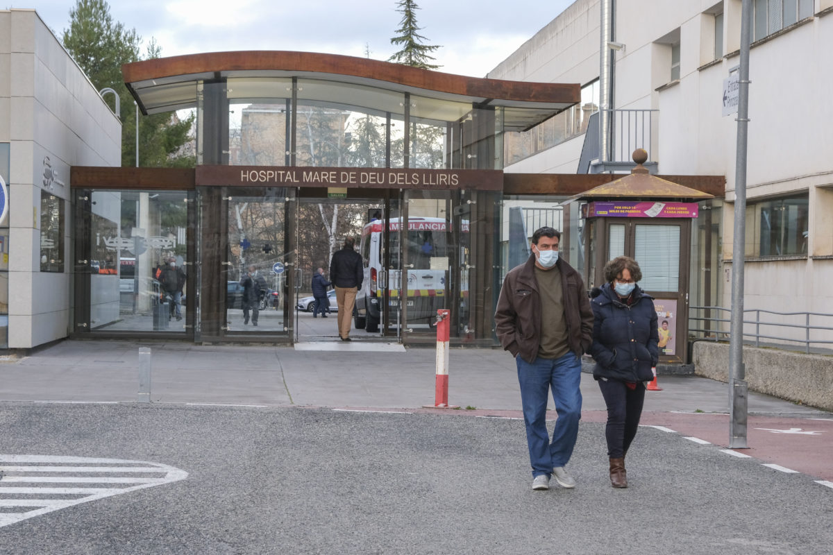 Atenen un home ferit després de caure accidentalment d'una teulada