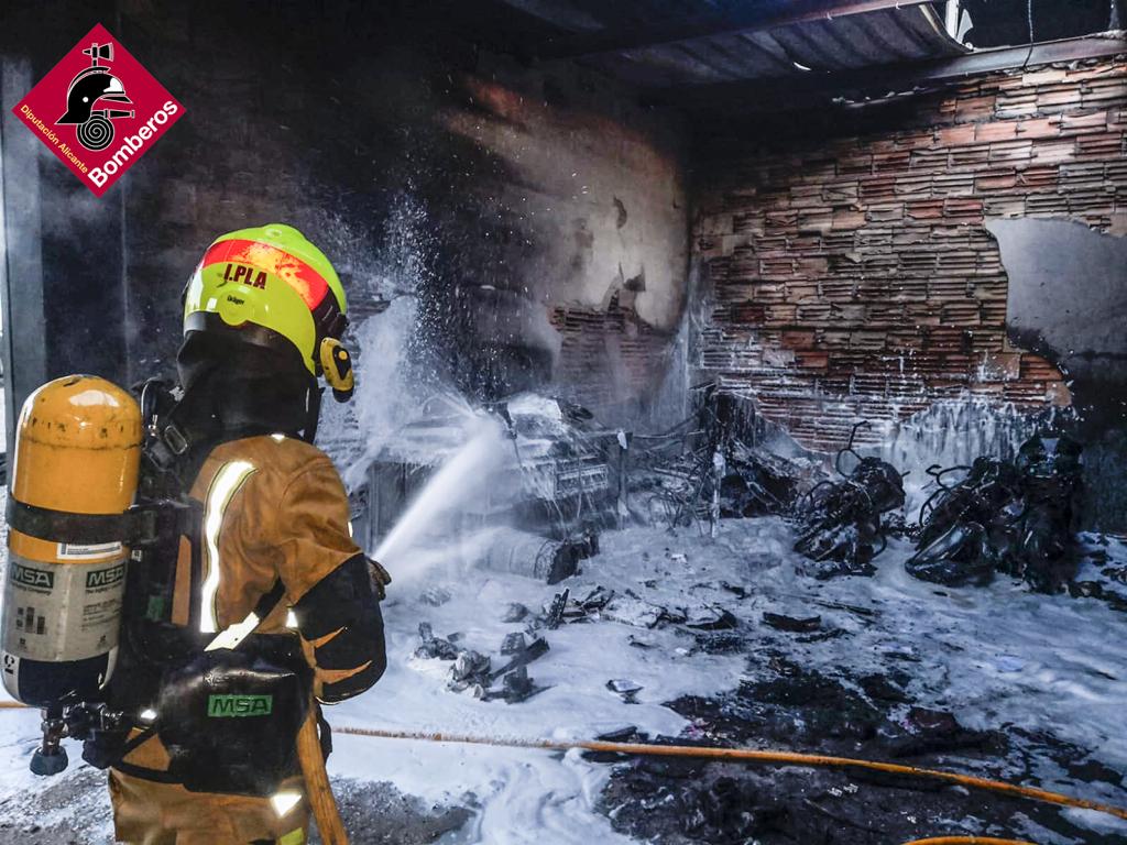 Incendi en una nau a Ibi