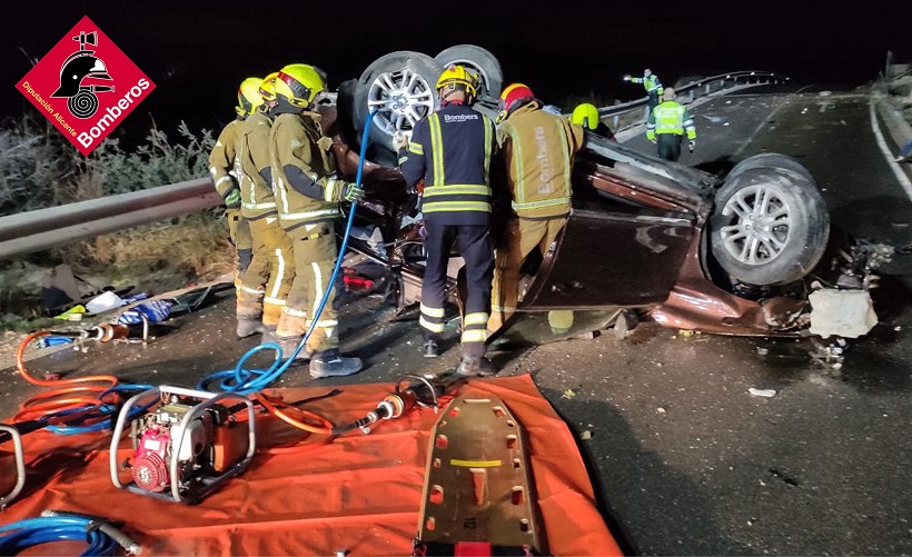 Los bomberos liberan a un conductor atrapado tras un accidente