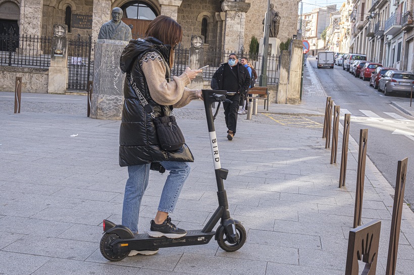 Critican el “descontrol” del alquiler  de patinetes y exigen una campaña