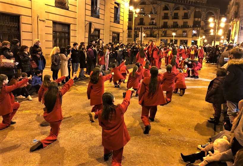 El Carnaval llena de diversión, música y baile las calles de Alcoy