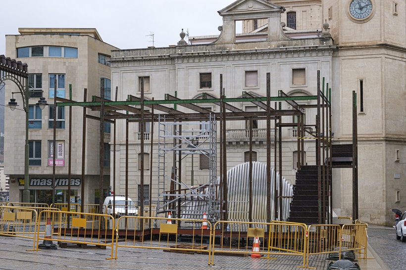 Empiezan a alzar la fortaleza de la Festa