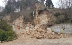 Las lluvias provocan la caída de un muro y varios derrumbes en casas
