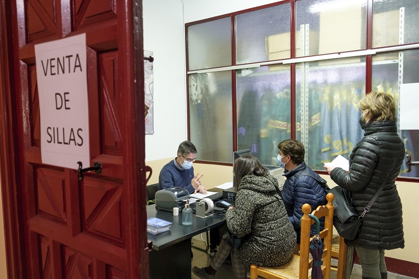 “Degoteig incessant de gent” en l'obertura de la venda de cadires de festes