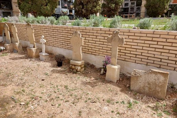 Restauren diverses làpides danyades després de la caiguda del muret del cementeri d'Ibi