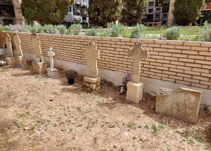 Restauren diverses làpides danyades després de la caiguda del muret del cementeri d'Ibi