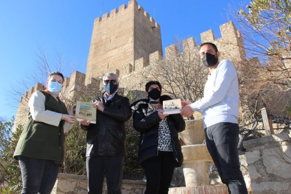 La família de Cristóbal Albero dona llibres sobre el Castell de Banyeres
