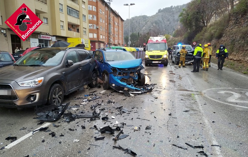 Heridos dos hombres en Alcoy tras sufrir un choque frontal