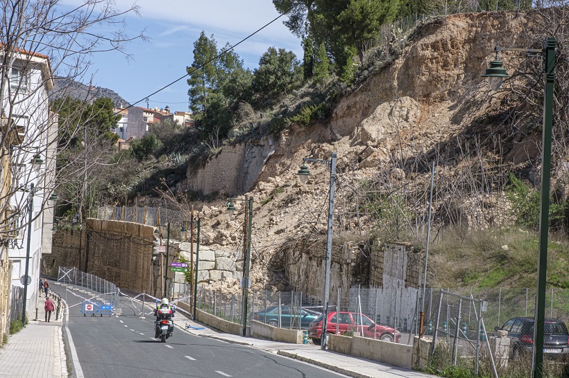 Un derrumbe entierra parte del aparcamiento de La Beniata