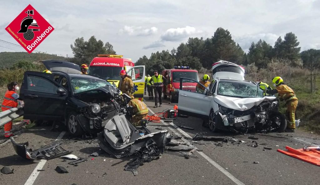 Els bombers excarceren als dos conductors després d'un accident