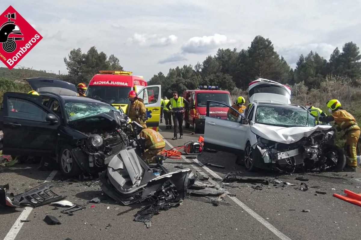 Els bombers excarceren als dos conductors després d'un accident