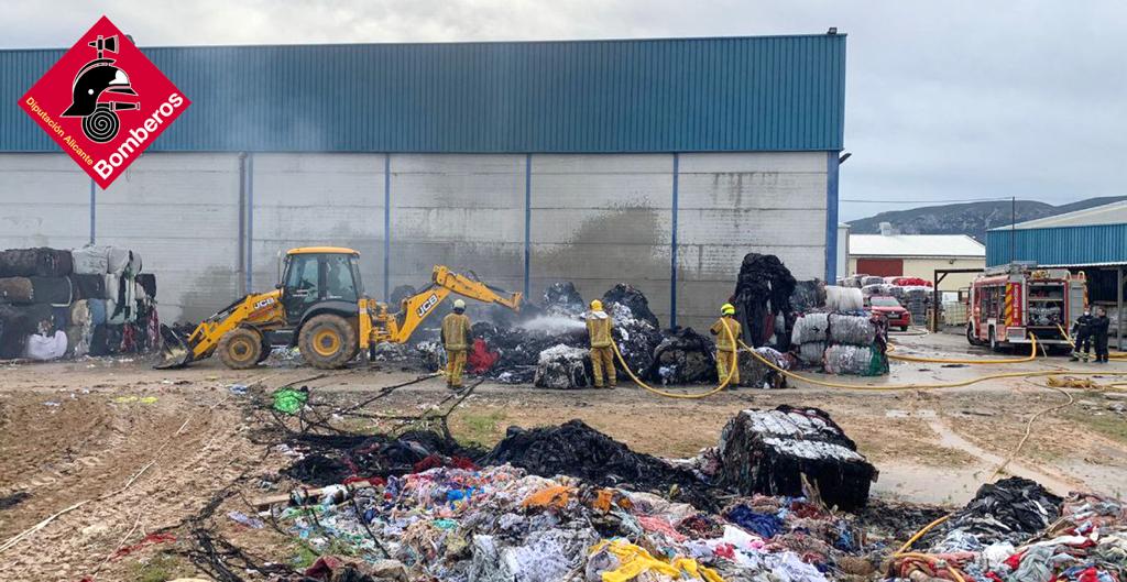 Incendio de material textil almacenado en el exterior de unas naves