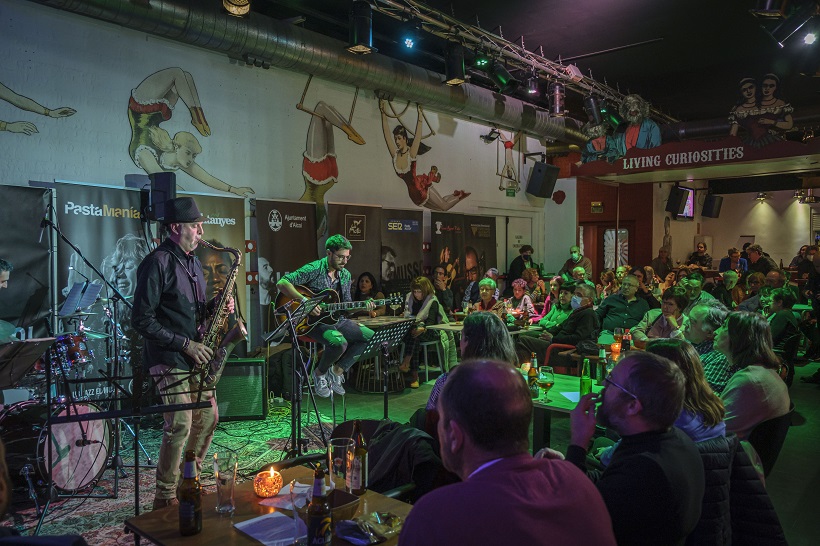 los aficionados llenaron “la mujer barbuda” para celebrar el día internacional del jazz en alcoy