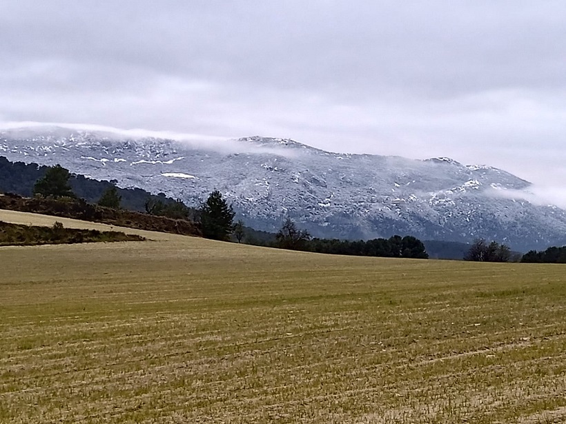 La nieve cubre ligeramente las montañas de la comarca