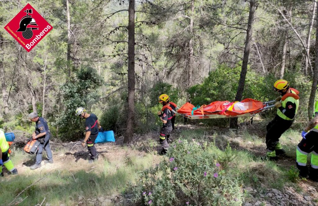 Los bomberos rescatan a una senderista