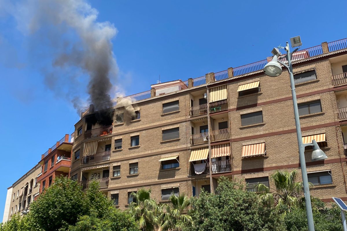 Un incendi calcina un habitatge