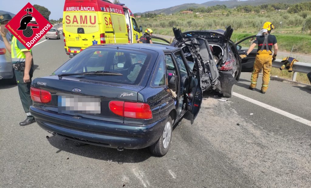 Tres heridos y cuatro vehículos implicados en un accidente en la A-7